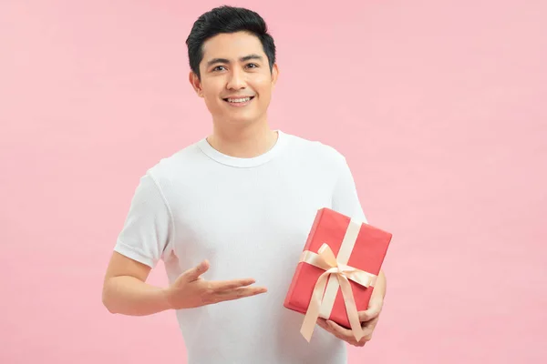 Hombre Guapo Sonriente Presentando Una Caja Regalo Sobre Fondo Rosa — Foto de Stock