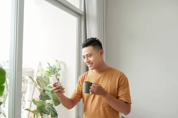 这家伙自私自利 说话通过视频 — 图库照片