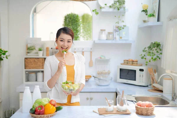 Mujer Comiendo Ensalada Saludable Cocina Moderna —  Fotos de Stock