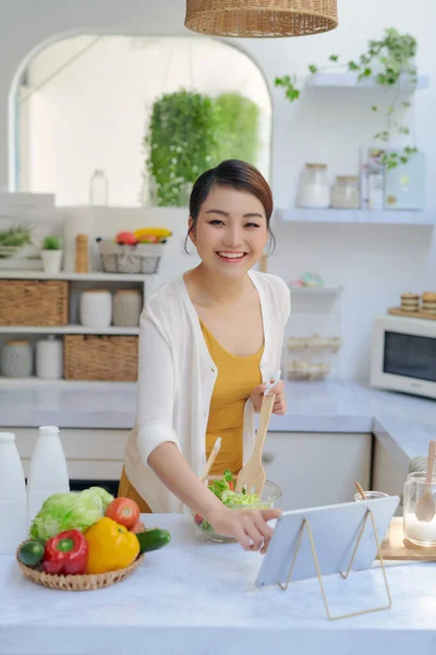 Mujer Cocina Según Tutorial Clase Magistral Virtual Línea — Foto de Stock