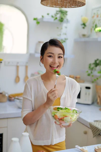Joven Hermosa Mujer Comiendo Ensalada Fresca Casa — Foto de Stock
