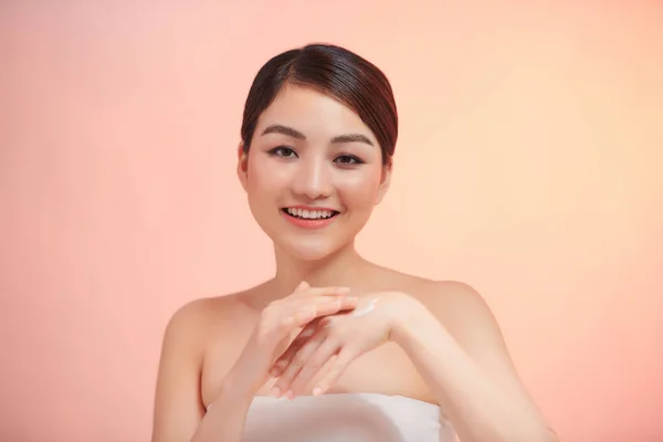 Vrouw Die Hydraterende Crème Handen Aanbrengt — Stockfoto