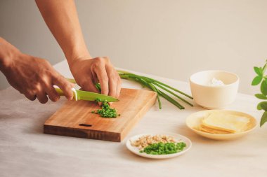 Sarma Wonton ve çiğ maddeler mutfakta izole