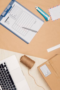 Posta paketleri, zarflar ve beyaz ahşap bir masadaki kalemle doldurmak için bir form. posta veya dağıtım kavramı