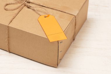 Adres turuncu etiketli iple bağlanmış paket
