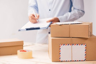 Masadaki panoya yazı yazan kurye elleri 