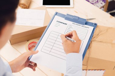 Masadaki panoya yazı yazan kurye elleri 