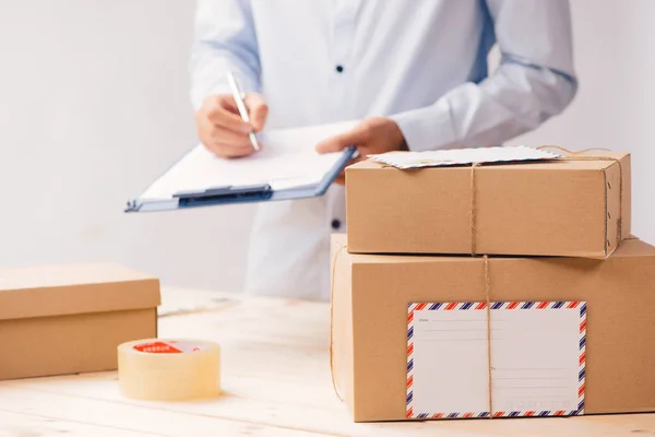 Mãos Correio Escrevendo Área Transferência Mesa — Fotografia de Stock