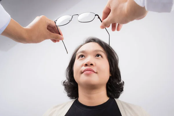 Óculos Novos Optometrist Dando Asiático Mulher Óculos Para Tentar — Fotografia de Stock