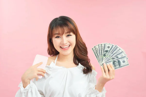Retrato Uma Mulher Asiática Feliz Segurando Monte Notas Dinheiro Isolado — Fotografia de Stock