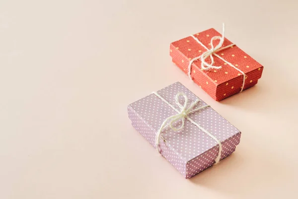 Красочные Подарки Розовом Фоне Плоский Стиль Копировальным Пространством — стоковое фото