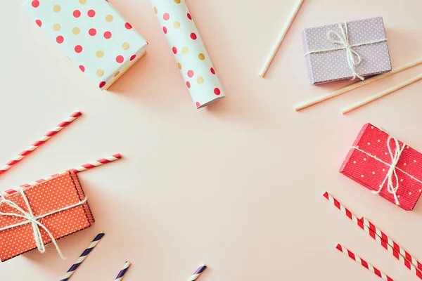 Bunte Geschenke Auf Rosa Hintergrund Flache Lay Stil Mit Kopierraum — Stockfoto