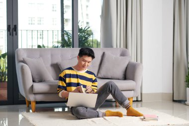 İçerideki online derste defter çizen adam. Uzaklık öğrenimi