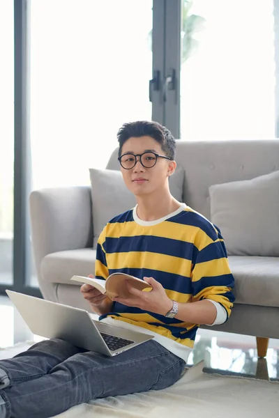 Asiatischer Mann Sitzt Auf Dem Boden Und Arbeitet Laptop Mit — Stockfoto