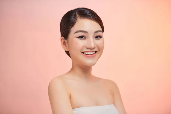 Hermosa Joven Asiática Mujer Con Limpia Piel Fresca Sobre Fondo —  Fotos de Stock