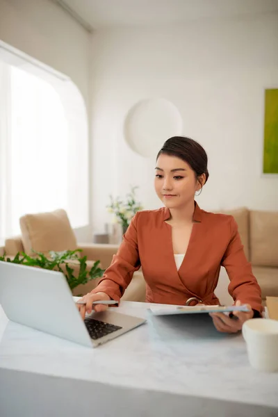 Mooie Aziatische Vrouw Het Werk — Stockfoto