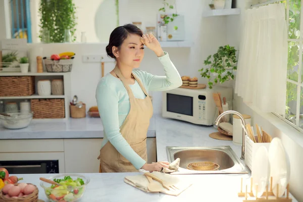 Jonge Vermoeide Vrouw Schort Keuken — Stockfoto