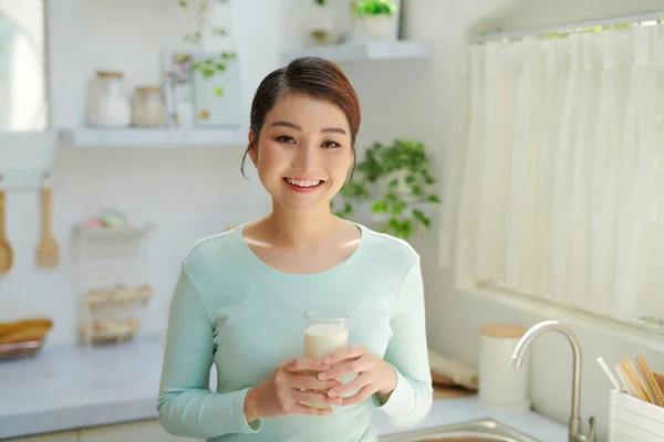 Mulher Asiática Beber Leite Cozinha — Fotografia de Stock