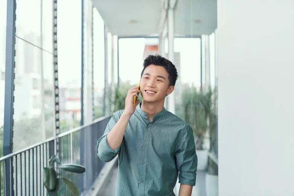 バルコニーで電話で話す陽気な若い男性 — ストック写真