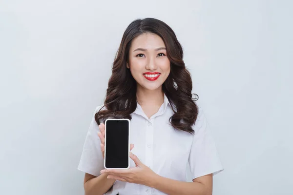 Крупный План Портрета Улыбающейся Азиатки Показывающей Чистый Экран Мобильного Телефона — стоковое фото