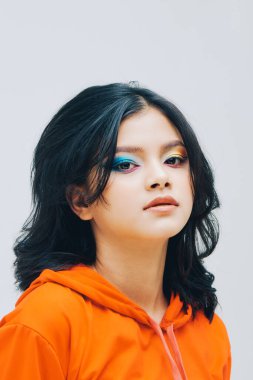 Genç, taze ve enerji dolu bir kızın güzellik çekimi.