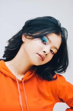 Parlak makyajlı göz kamaştırıcı manken stüdyoda..