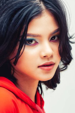 Parlak makyajlı göz kamaştırıcı manken stüdyoda..