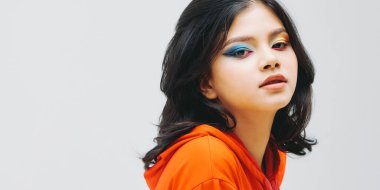 Renkli makyajlı bir kızın portresi