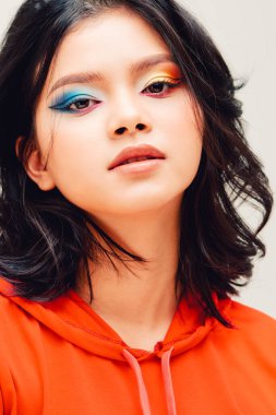 Renkli makyajlı ve manikürlü kız.