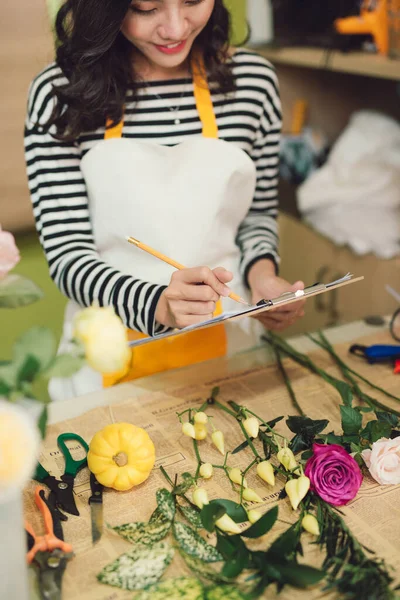 Hermosa Floristería Escribe Órdenes —  Fotos de Stock