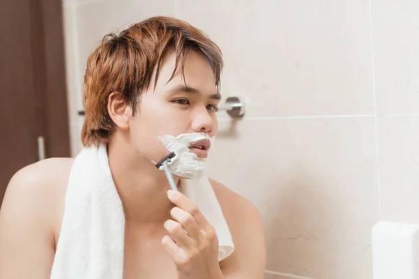 Joven Afeitándose Con Afeitadora Crema Afeitar Baño — Foto de Stock