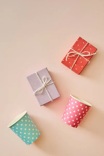 Tasses Boîtes Cadeaux Enveloppées Dans Papier Coloré Pois — Photo