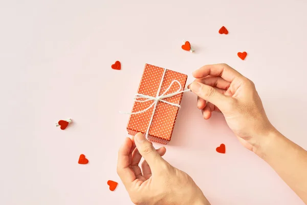 Packing New Year Gift Overhead View Flat Lay — Stock Photo, Image