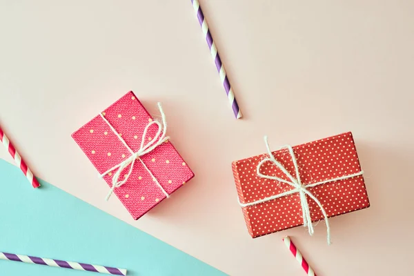 Dos Cajas Regalo Envueltas Papel Lunares Rojo Púrpura Sobre Fondo — Foto de Stock