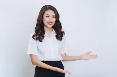 smart casual kameraya bakan muhteşem bir kadın görüntüsü