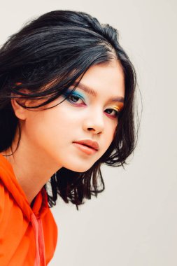 Asyalı makyajcı kız gri arka planda