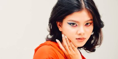 Profesyonel makyaj konsepti. Güzel makyajlı ve mükemmel ciltli güzel bir kadının portresi.