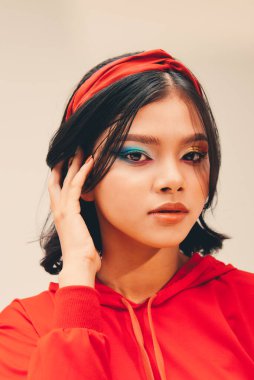 Profesyonel makyaj konsepti. Güzel makyajlı ve mükemmel ciltli güzel bir kadının portresi.