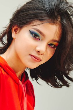 Renkli makyajlı güzel kadın.