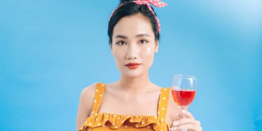 Sarı elbiseli, elinde şampanya bardağıyla neşeli genç bir kadının portresi.