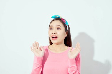 Şaşırtıcı güzellikteki genç kadın avuçlarını kaldırır, geniş bir şekilde gülümser, hoş sözler duyunca tepki verir.