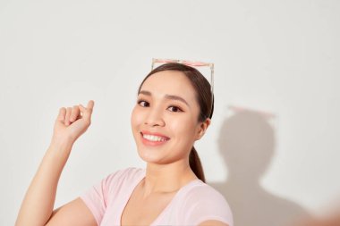 Genç ve güzel bir kadının selfie çekerken yakın çekimi.. 