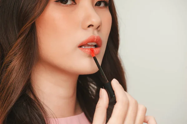 Mooie Jonge Vrouw Apply Moisturizing Lip Gloss — Stockfoto