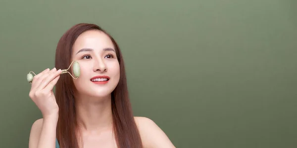 Jovem Mulher Aplicando Jade Rolo Massagem Facial — Fotografia de Stock