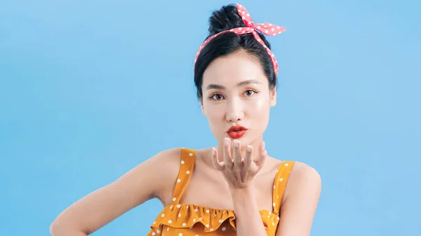 Imagem Mulher Asiática Agradável Envia Beijo Câmera Sobre Fundo Azul — Fotografia de Stock
