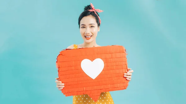 Atrakcyjna Kobieta Trzymająca Symbol Serca Podobne Kocham Ikonę Powiadomienia Mediów — Zdjęcie stockowe
