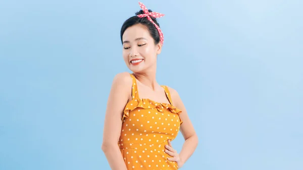 Mulher Asiática Sem Mangas Tom Amarelo Polka Dot Dress — Fotografia de Stock