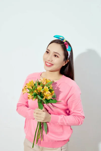 Retrato Uma Mulher Bonita Alegre Segurando Flores Sobre Fundo Branco — Fotografia de Stock