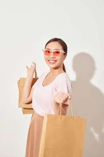 美丽的年轻亚洲女人拿着购物袋 心情愉快地笑着 在购物中心愉快地购物 — 图库照片