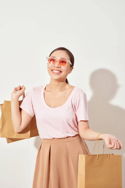 Beyaz Alışveriş Çantasıyla Gülümseyen Güzel Çekici Bir Kız Portresi — Stok fotoğraf